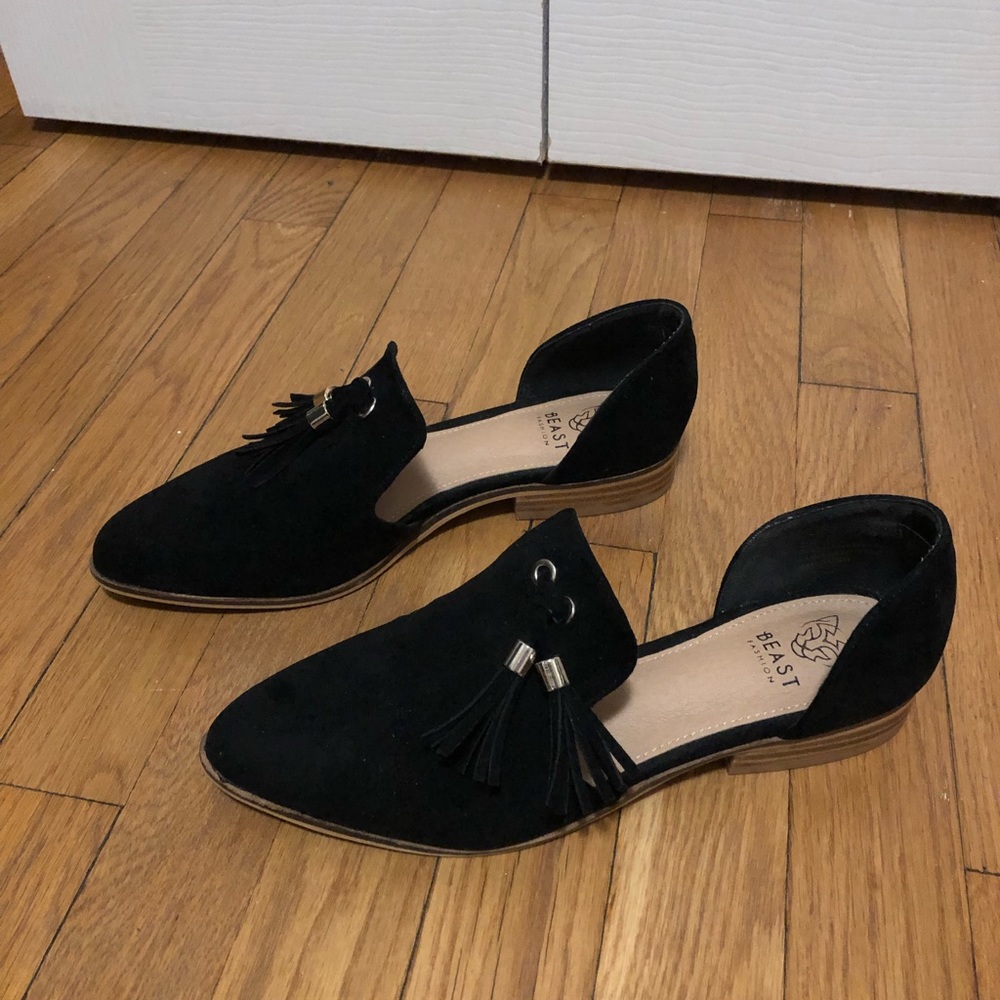 Black suede tassel flats 🌟